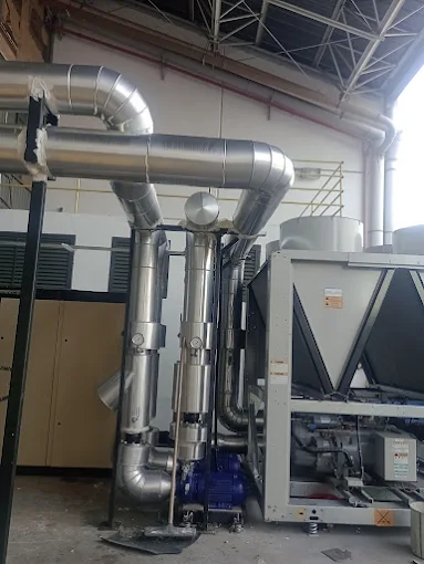 Equipe técnica realizando isolamento térmico